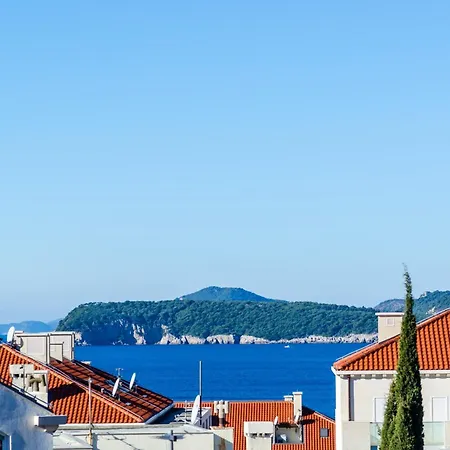 Apartman Seaside Terrace Apartment: Beachfront Comfort With Wi-fi