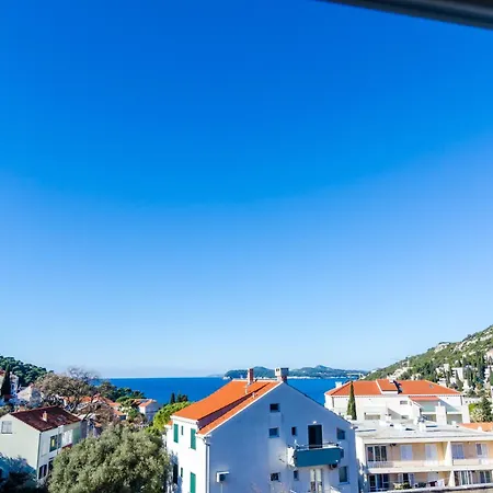 Apartman Seaside Terrace Apartment: Beachfront Comfort With Wi-fi Dubrovnik