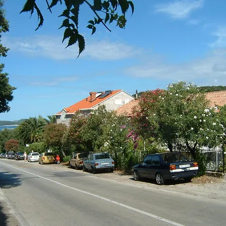 Apartman Seaside Terrace Apartment: Beachfront Comfort With Wi-fi