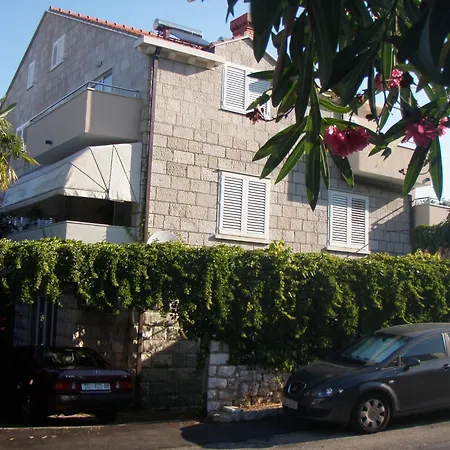 Cozy In 36 M² Sea And Garden View דוברובניק